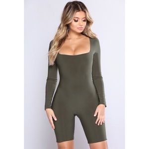 ✨💚 FASHION NOVA LONG SLEEVE ROMPER💚✨